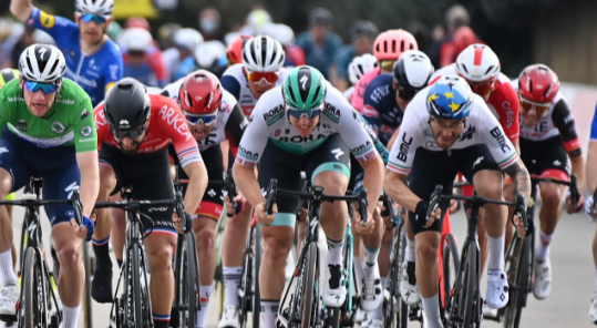 Nacer Bouhanni staat geblesseerd aan de kant